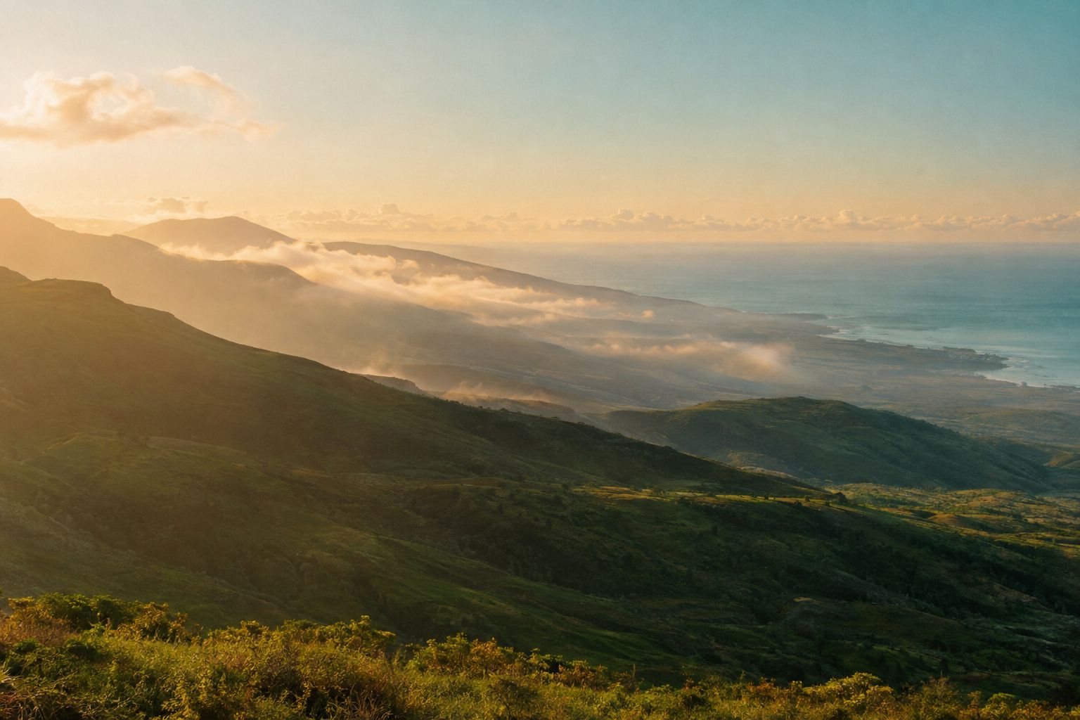 Luz de la mañana sobre las verdes laderas de la zona alta de Maui